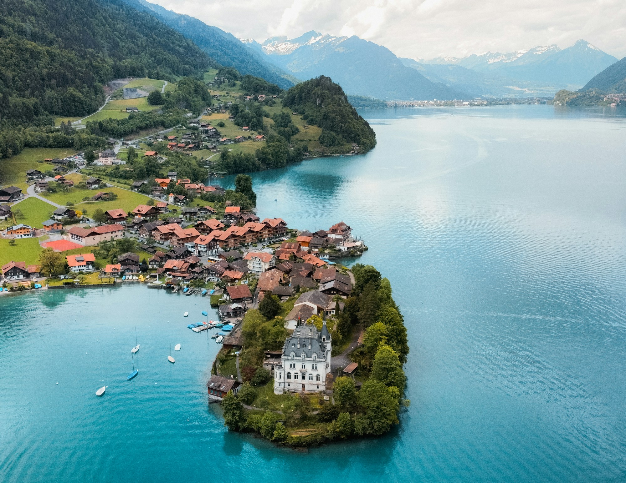 Desa Iseltwald di tepi danau dengan latar pegunungan Swiss